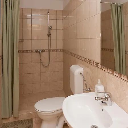 Paratlan Apartmanhaz *