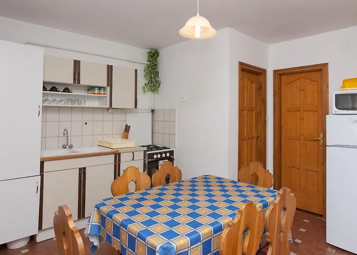 Paratlan Apartmanhaz דירה *